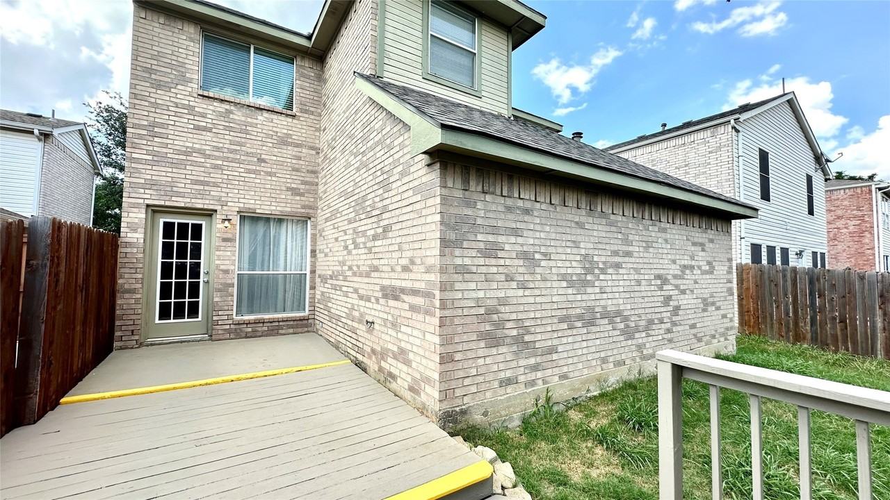 1402 Peregrine St - Photo 2 of 11