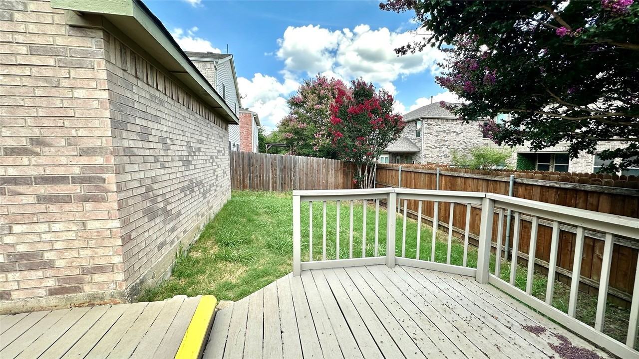 1402 Peregrine St - Photo 3 of 11