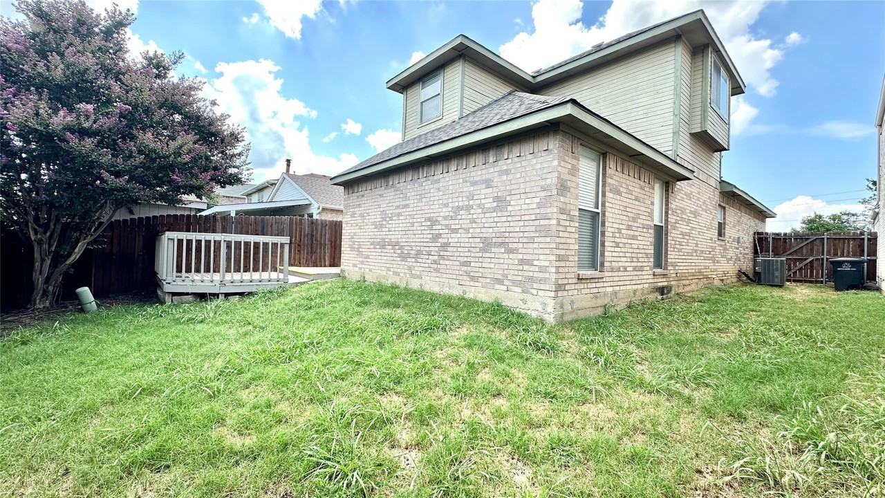 1402 Peregrine St - Photo 4 of 11