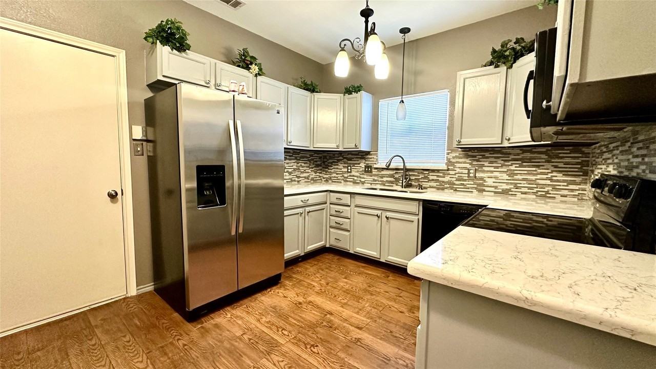 1402 Peregrine St - Photo 5 of 11