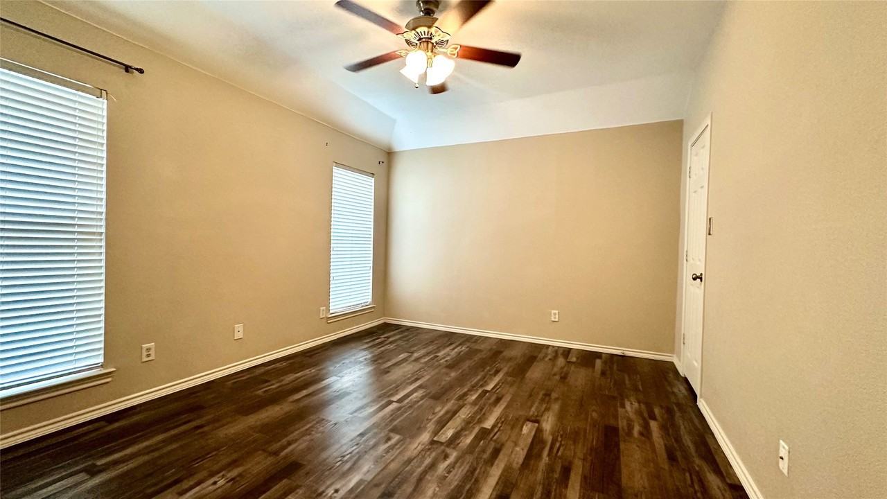1402 Peregrine St - Photo 6 of 11