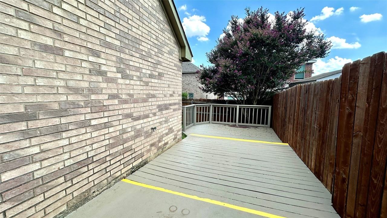 1402 Peregrine St - Photo 7 of 11