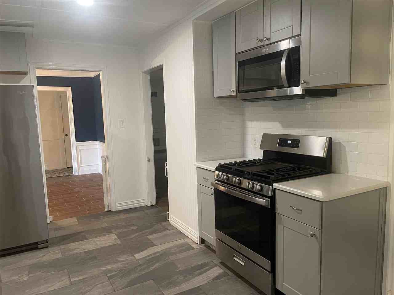12112 Cross Creek Dr - Photo 2 of 32
