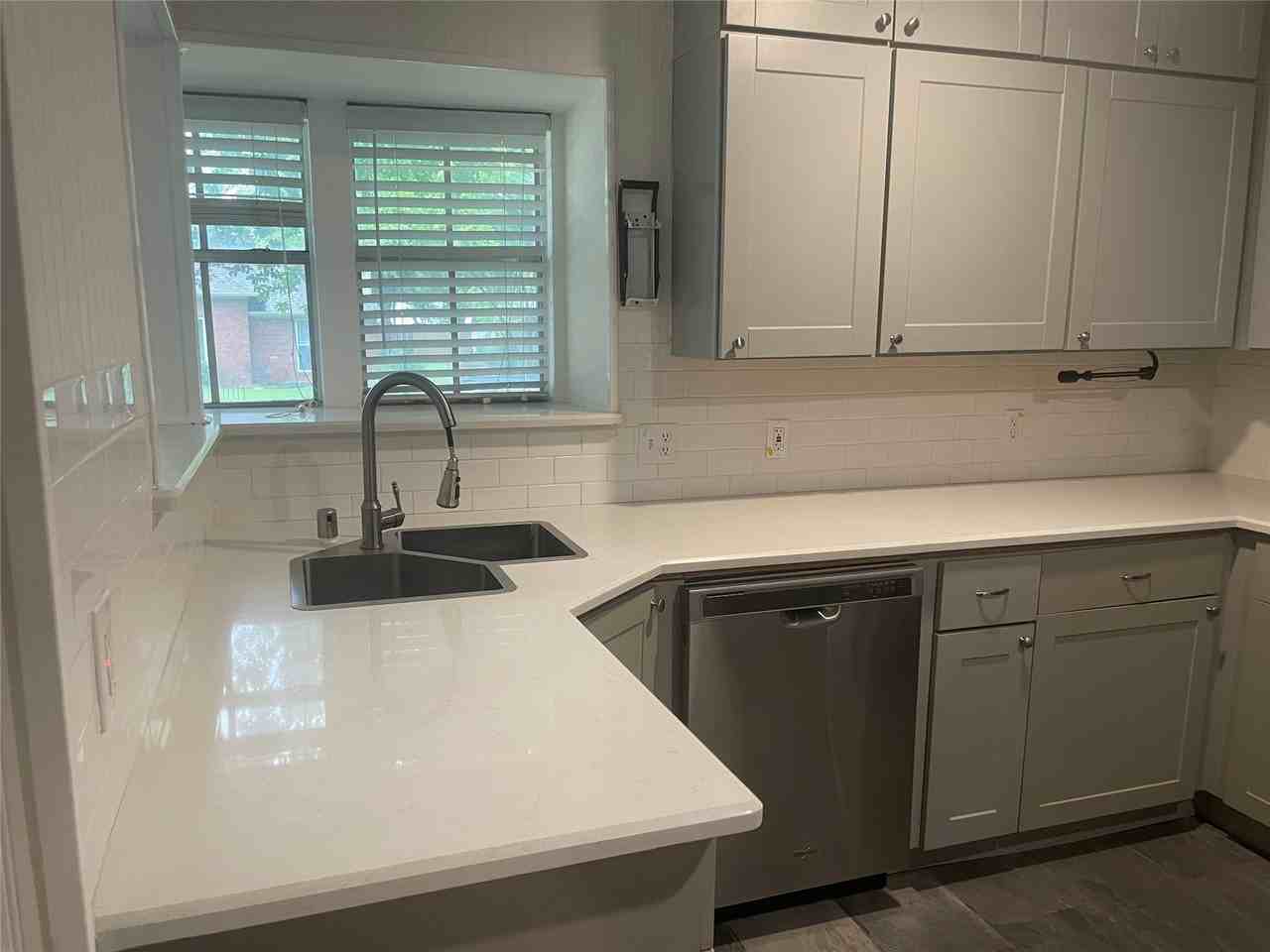 12112 Cross Creek Dr - Photo 4 of 32