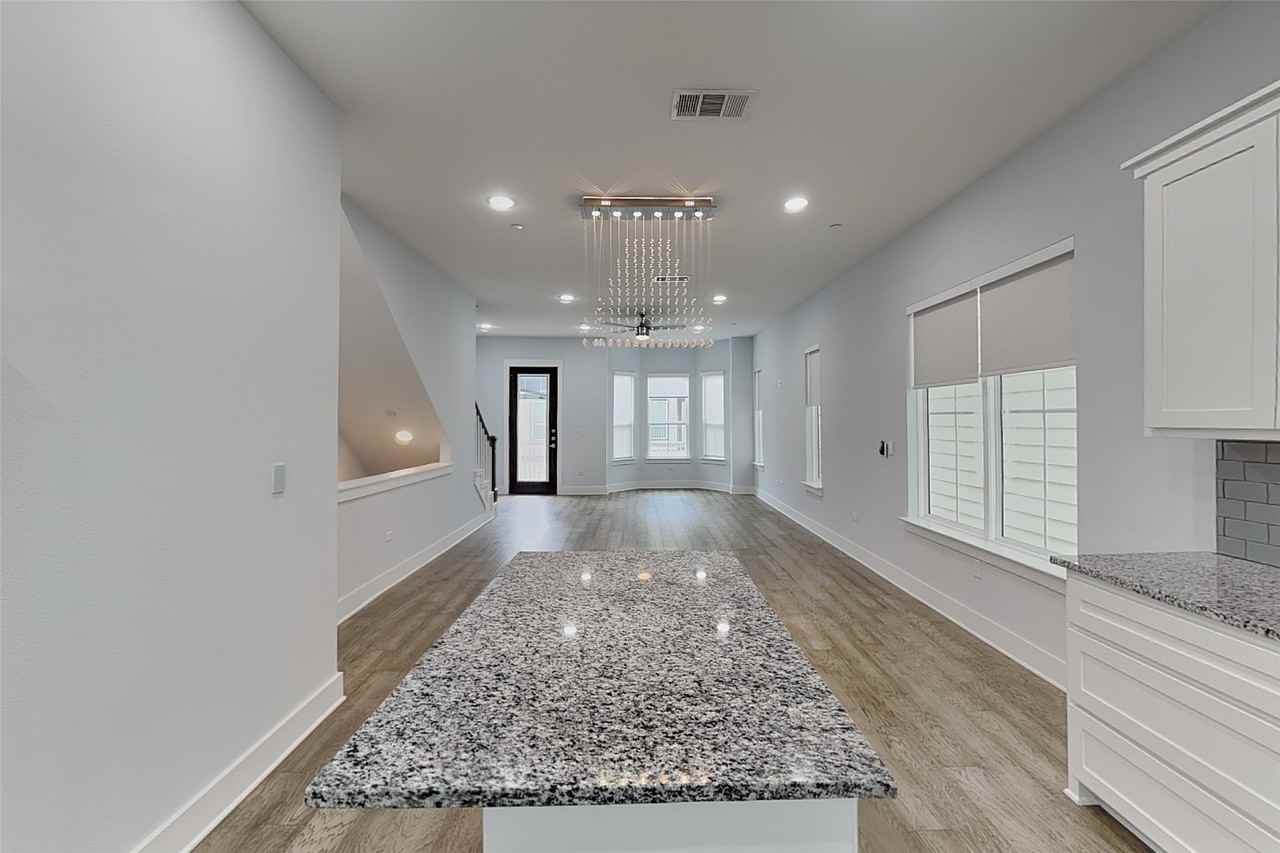 217 S Village Way - Photo 5 of 20