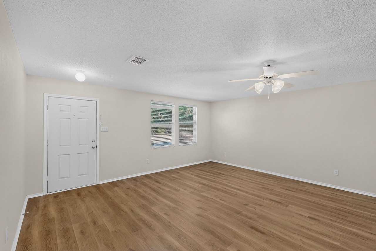 717 Gallant Ct - Photo 3 of 32