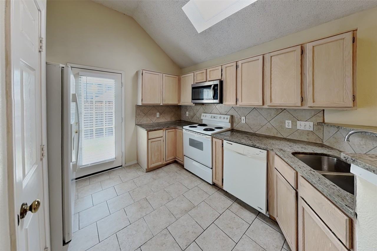 7101 Charleston Dr - Photo 4 of 15