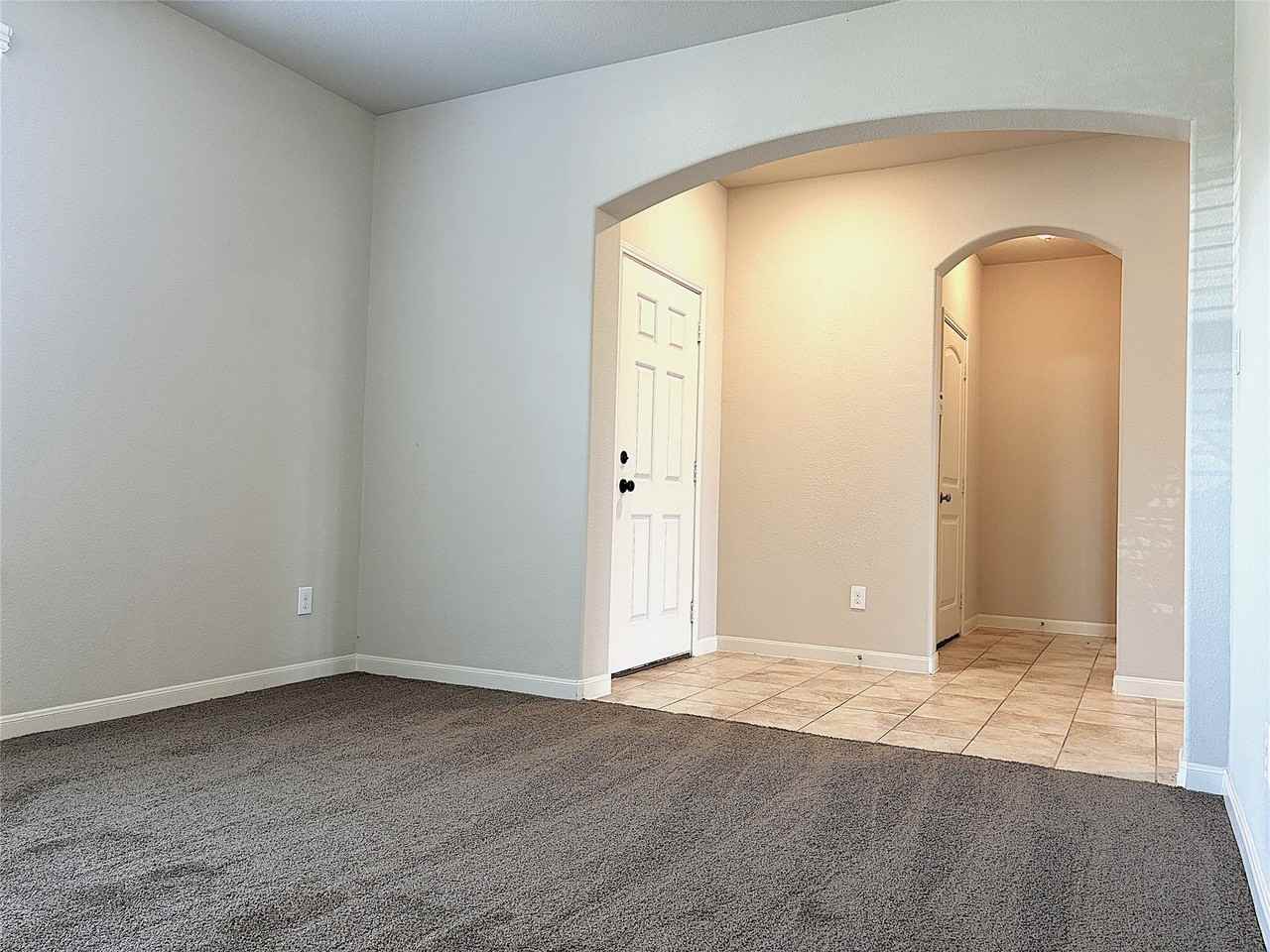 5030 Royal Springs Dr - Photo 3 of 40