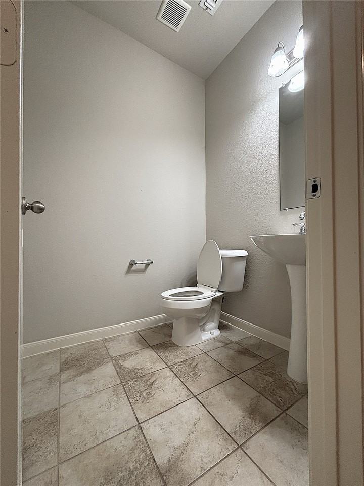 5030 Royal Springs Dr - Photo 5 of 40