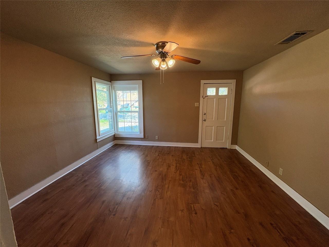 909 Vine St - Photo 2 of 9