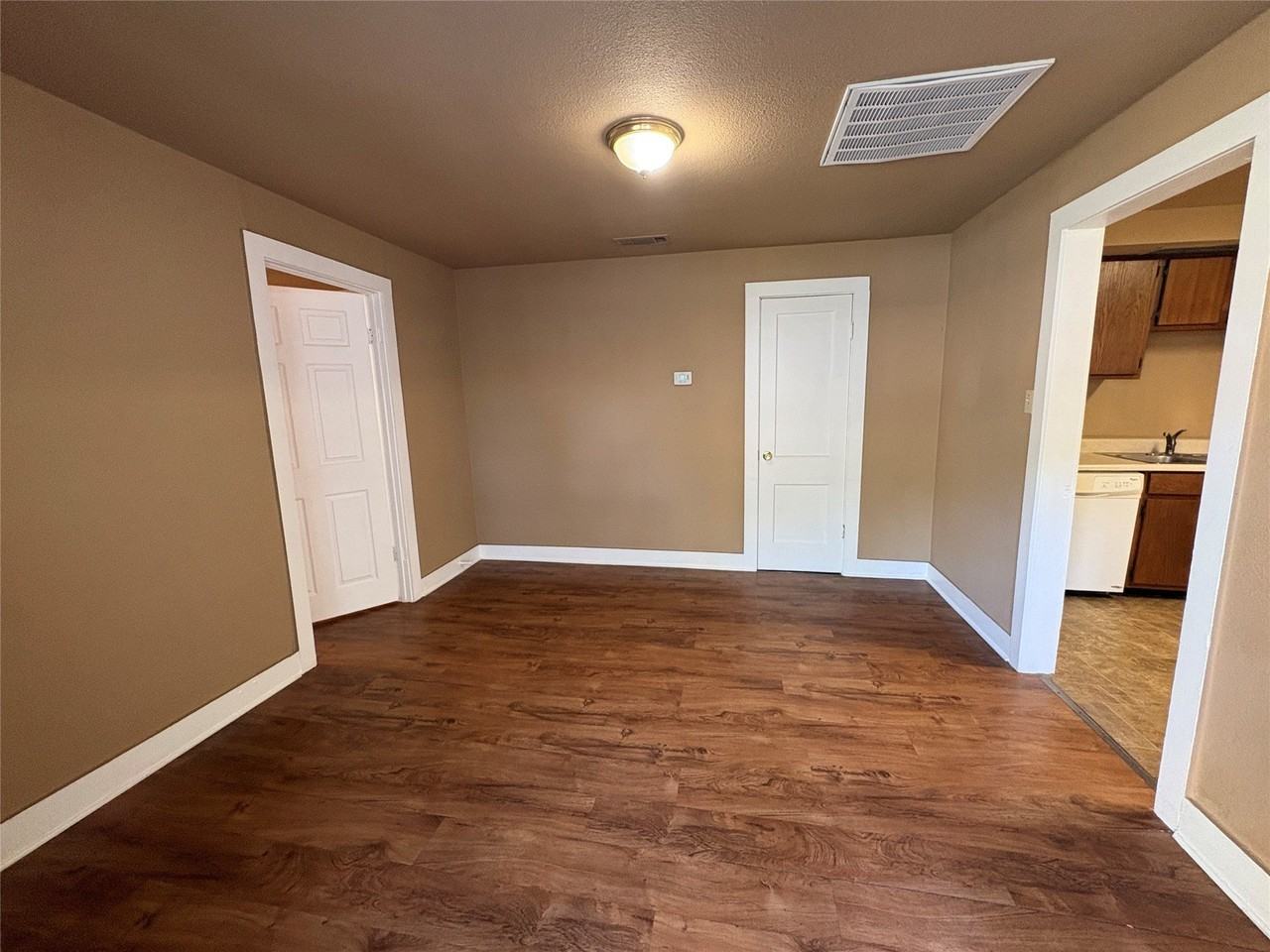 909 Vine St - Photo 4 of 9