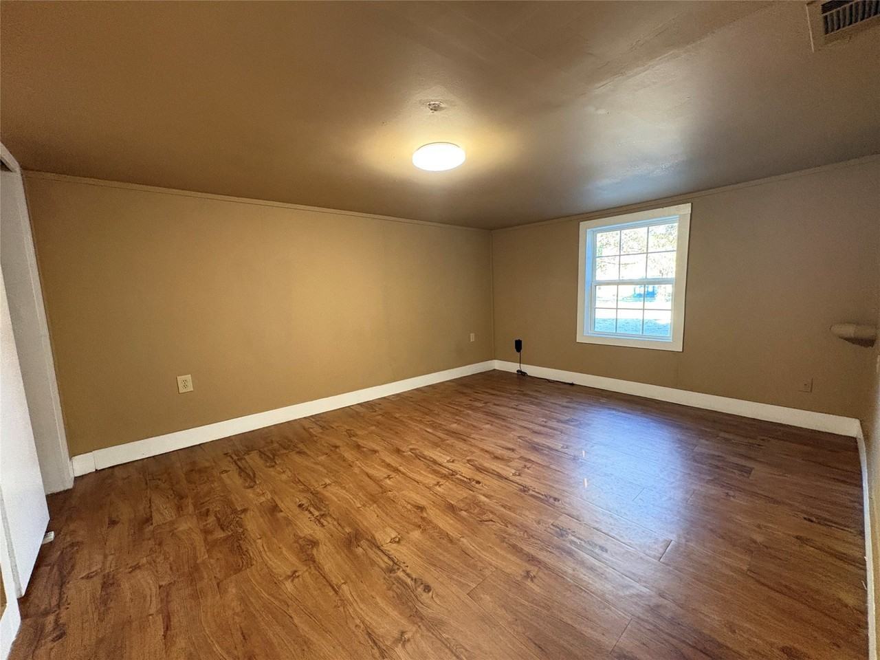 909 Vine St - Photo 7 of 9