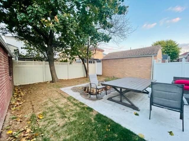 8039 190th St - Photo 3 of 19