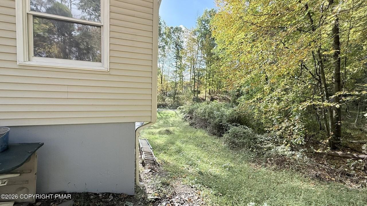 2165 Woodchuck Ln - Photo 6 of 32