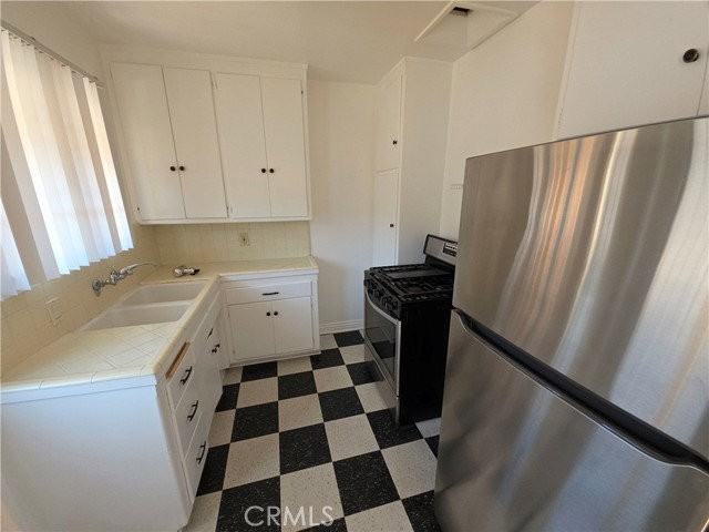 575 Levering Ave #575 - Photo 6 of 7