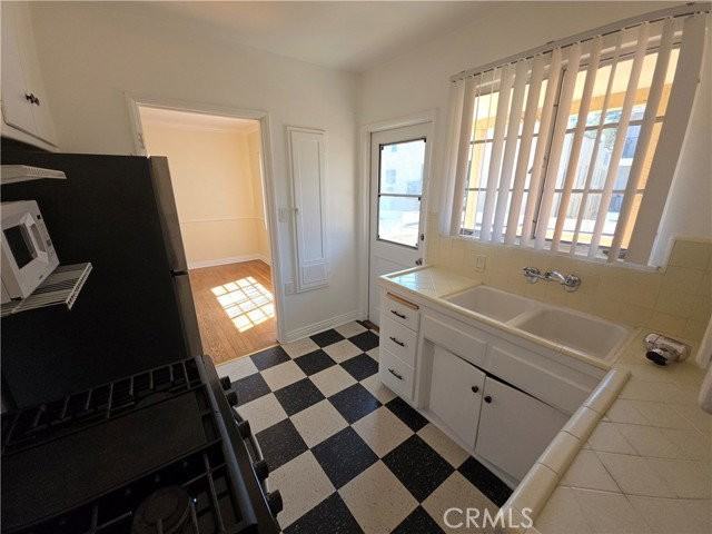 575 Levering Ave #575 - Photo 7 of 7