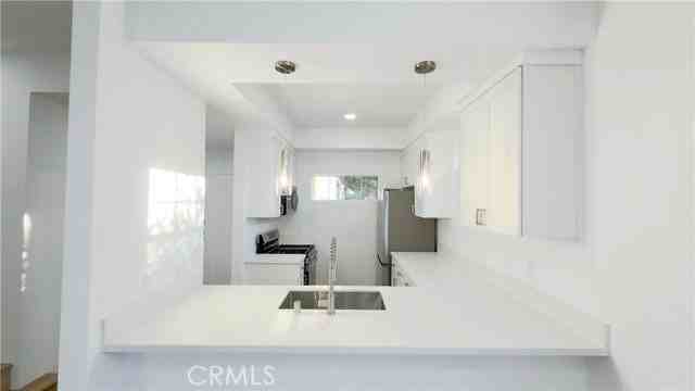 1026 N Croft Ave #101 - Photo 6 of 8