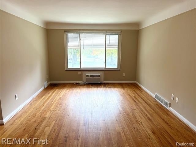 1725 Gardenia Ave - Photo 3 of 10