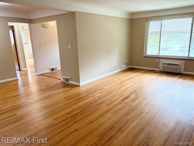 1725 Gardenia Ave - Photo 4 of 10
