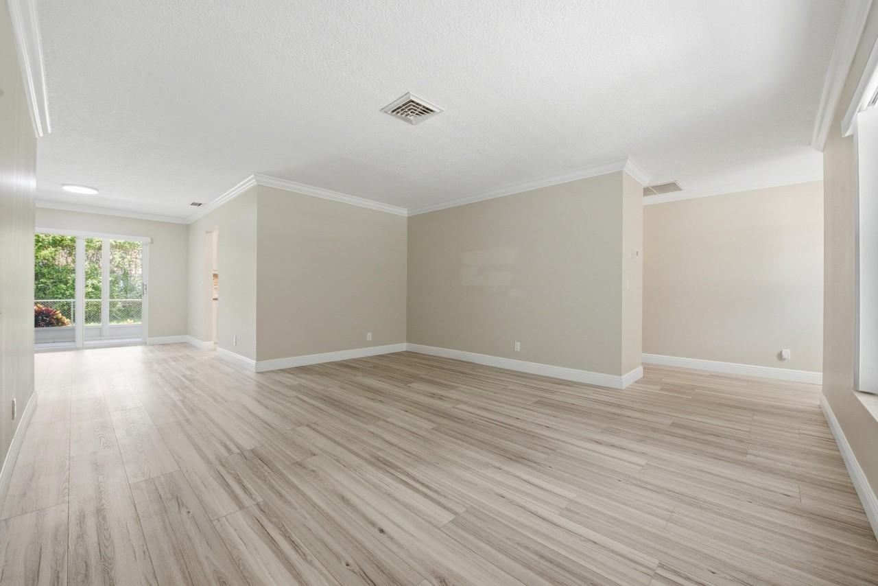 916 Evergreen Dr - Photo 4 of 32