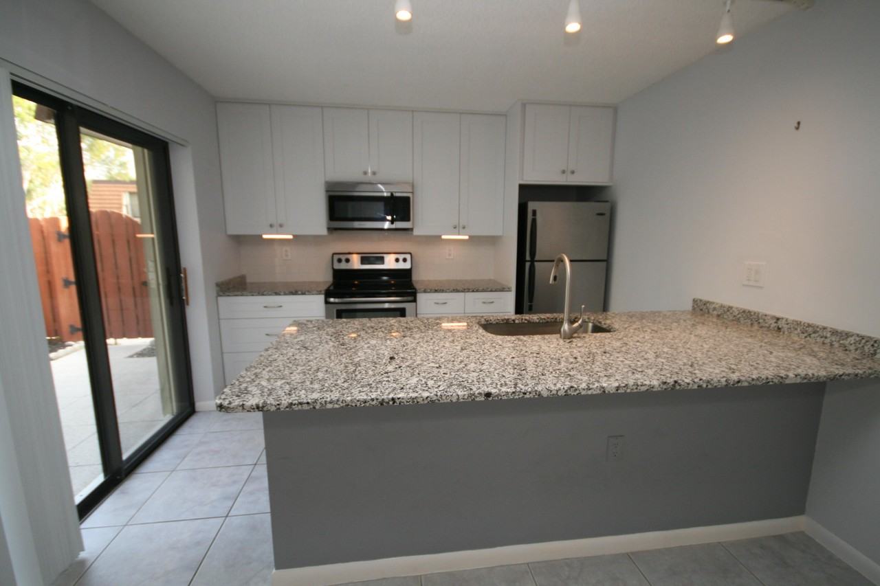 3054 30th Ct - Photo 3 of 9