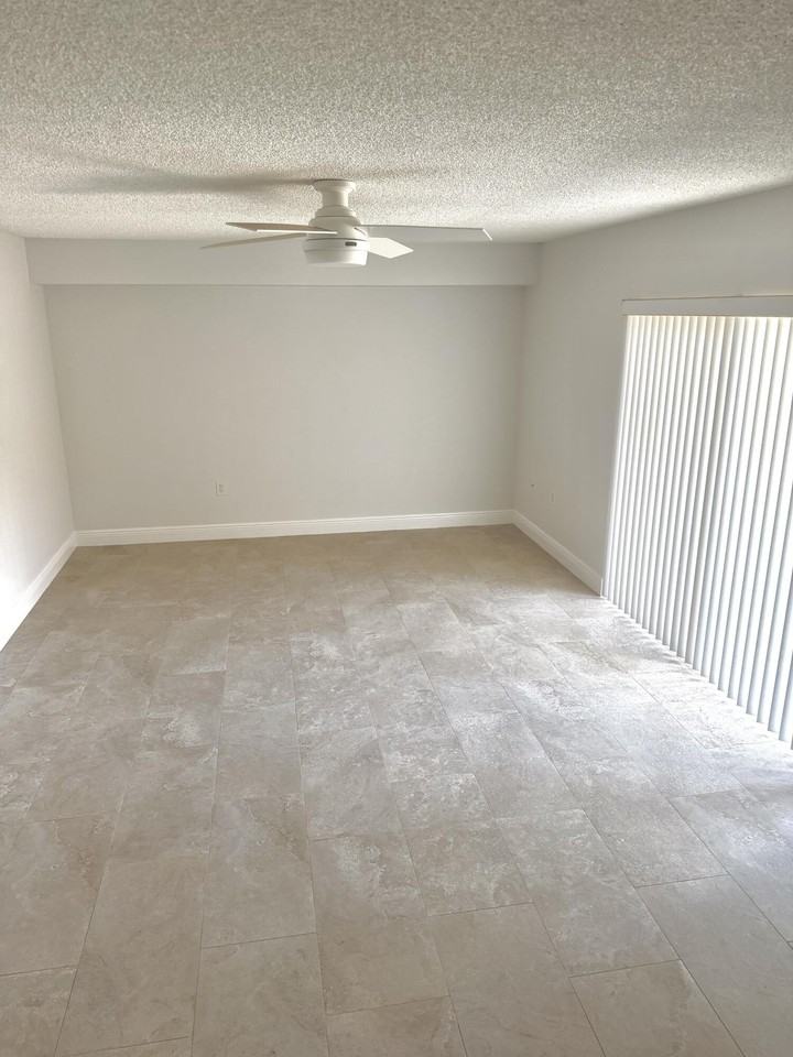3054 30th Ct - Photo 4 of 9
