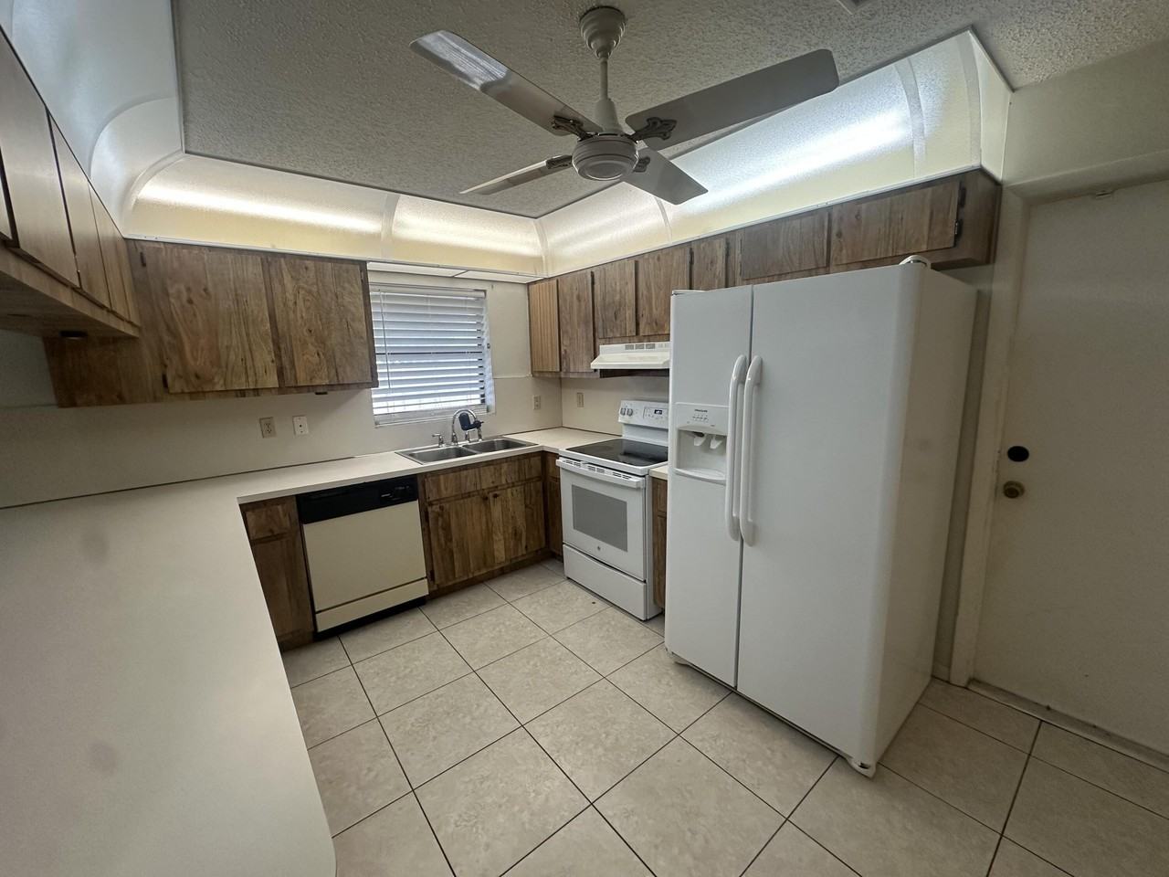 4671 Nw 93rd Ave - Photo 4 of 23