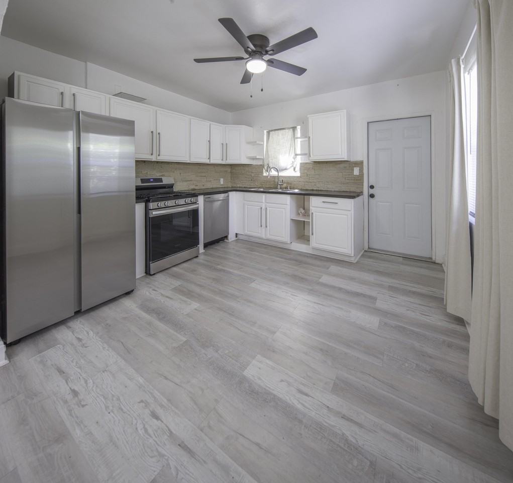 1147 15th Ave N #A - Photo 3 of 16