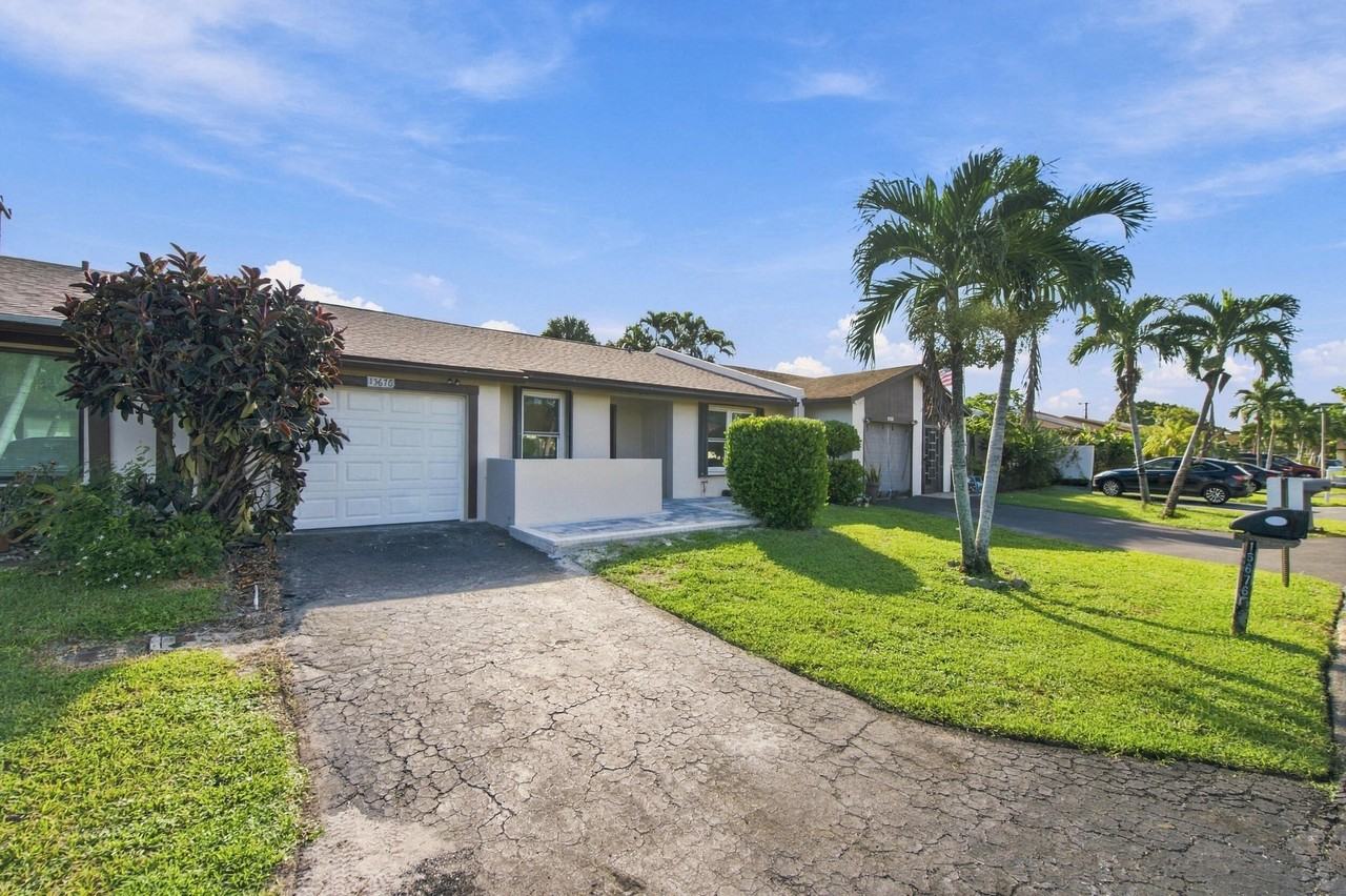 15676 Bottlebrush Cir - Photo 2 of 27