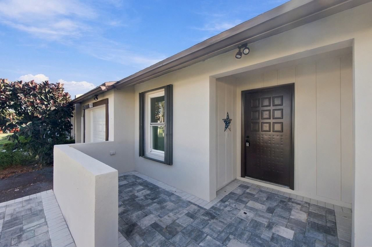 15676 Bottlebrush Cir - Photo 3 of 27