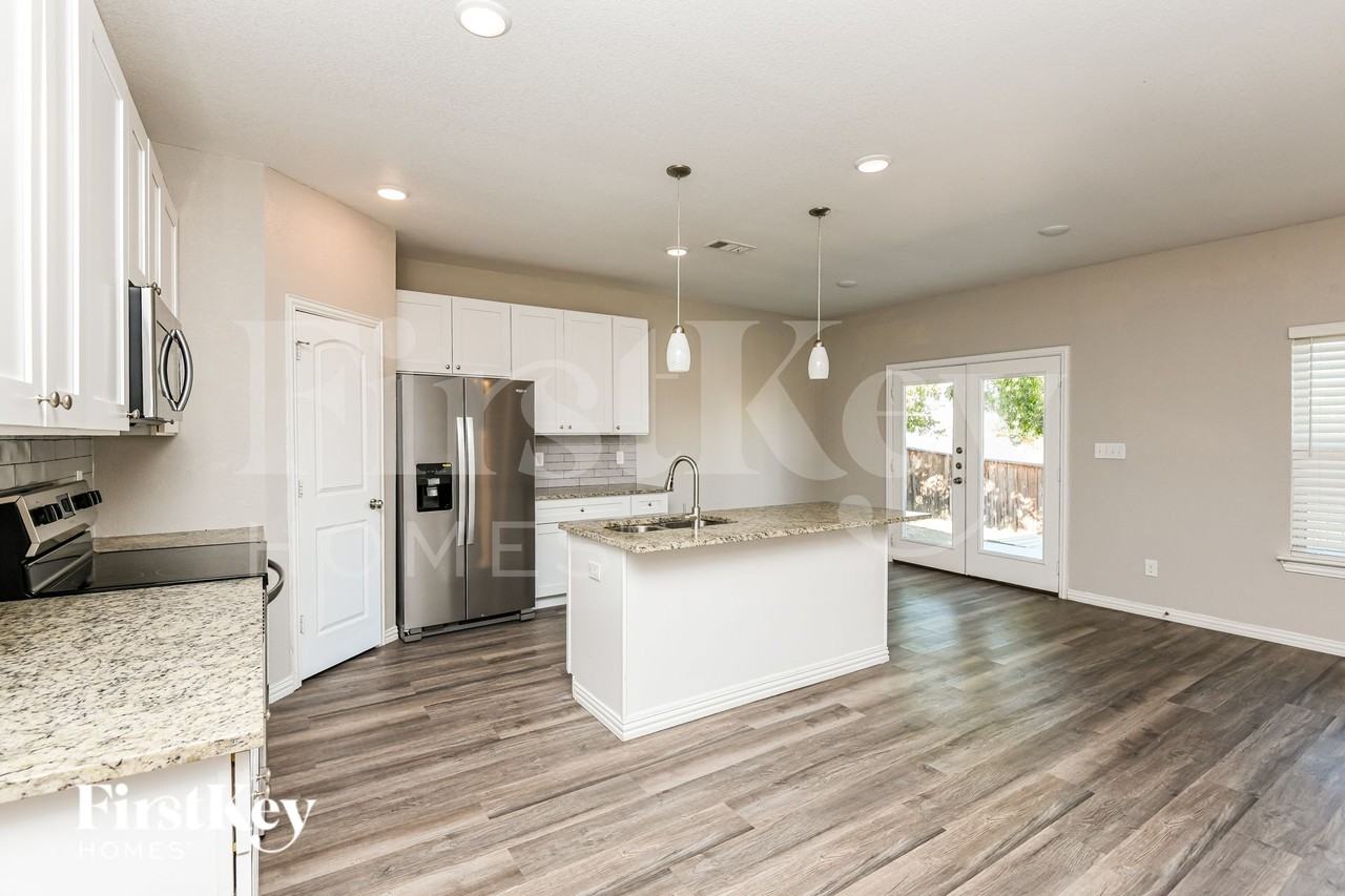 7312 Parkside Place Dr - Photo 5 of 20