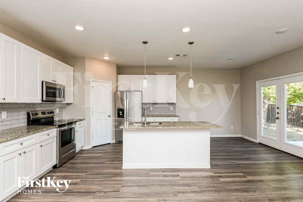 7312 Parkside Place Dr - Photo 6 of 20