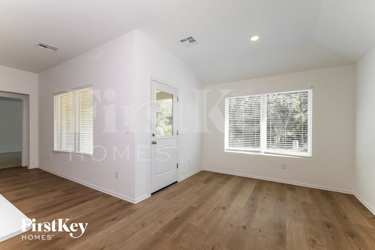 4016 Olivia St - Photo 4 of 19