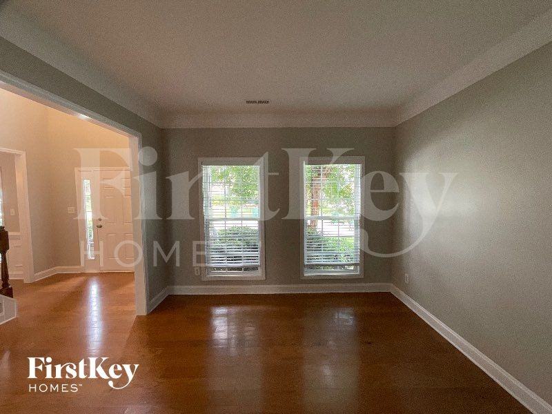 1610 Lakefield Dr - Photo 3 of 11