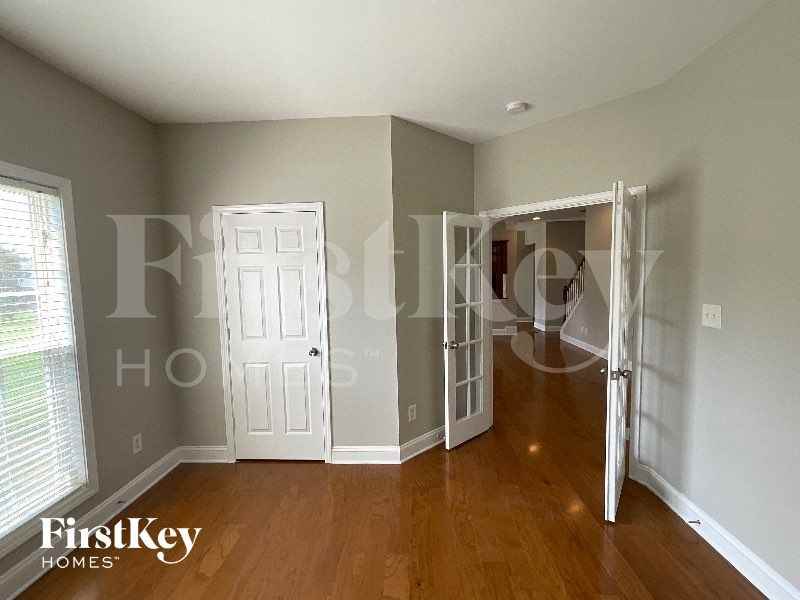 1610 Lakefield Dr - Photo 4 of 11
