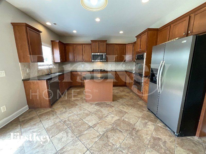 1610 Lakefield Dr - Photo 6 of 11