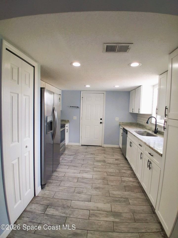 3338 Jupiter Blvd Se - Photo 4 of 34