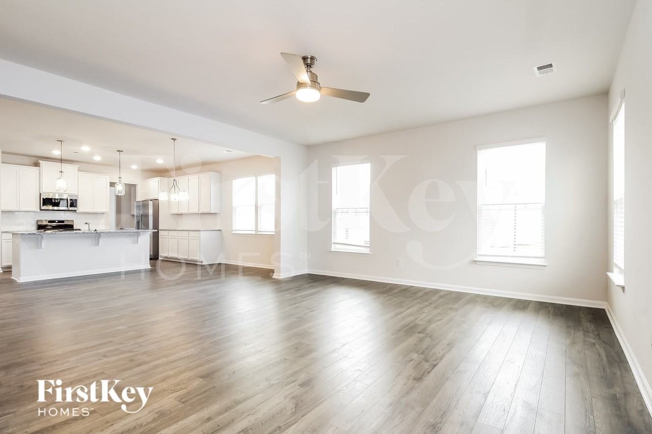 470 Yoshino Cherry Dr - Photo 3 of 15