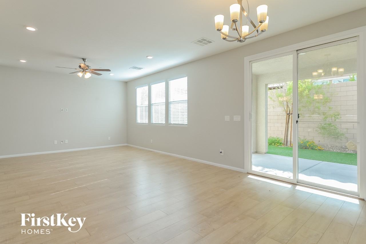 155 Littlestone St - Photo 5 of 15