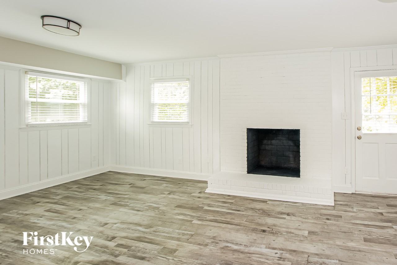 1322 Crescent St - Photo 4 of 15