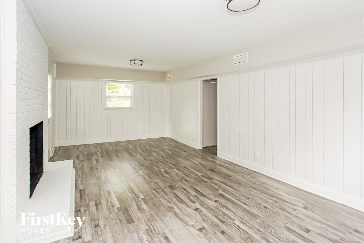 1322 Crescent St - Photo 5 of 15