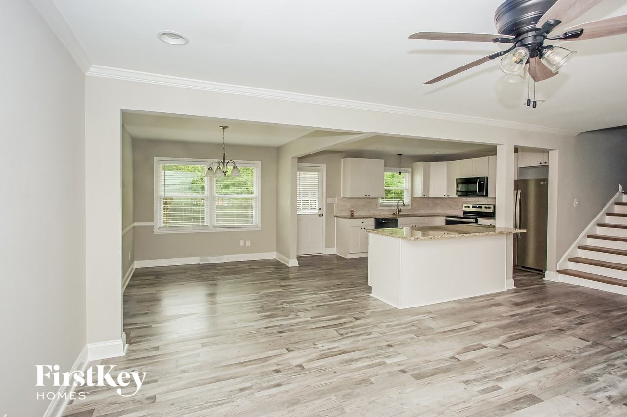 1322 Crescent St - Photo 6 of 15