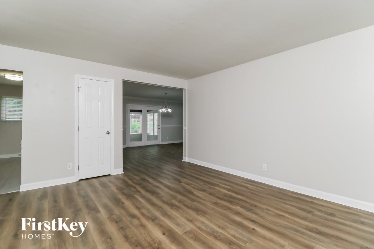 551 W Essex Ave - Photo 2 of 15