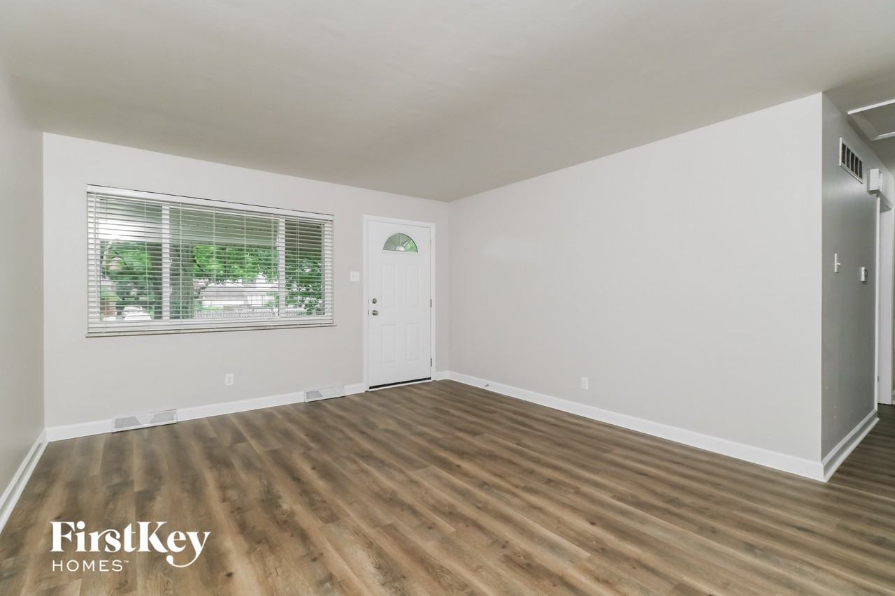 551 W Essex Ave - Photo 3 of 15