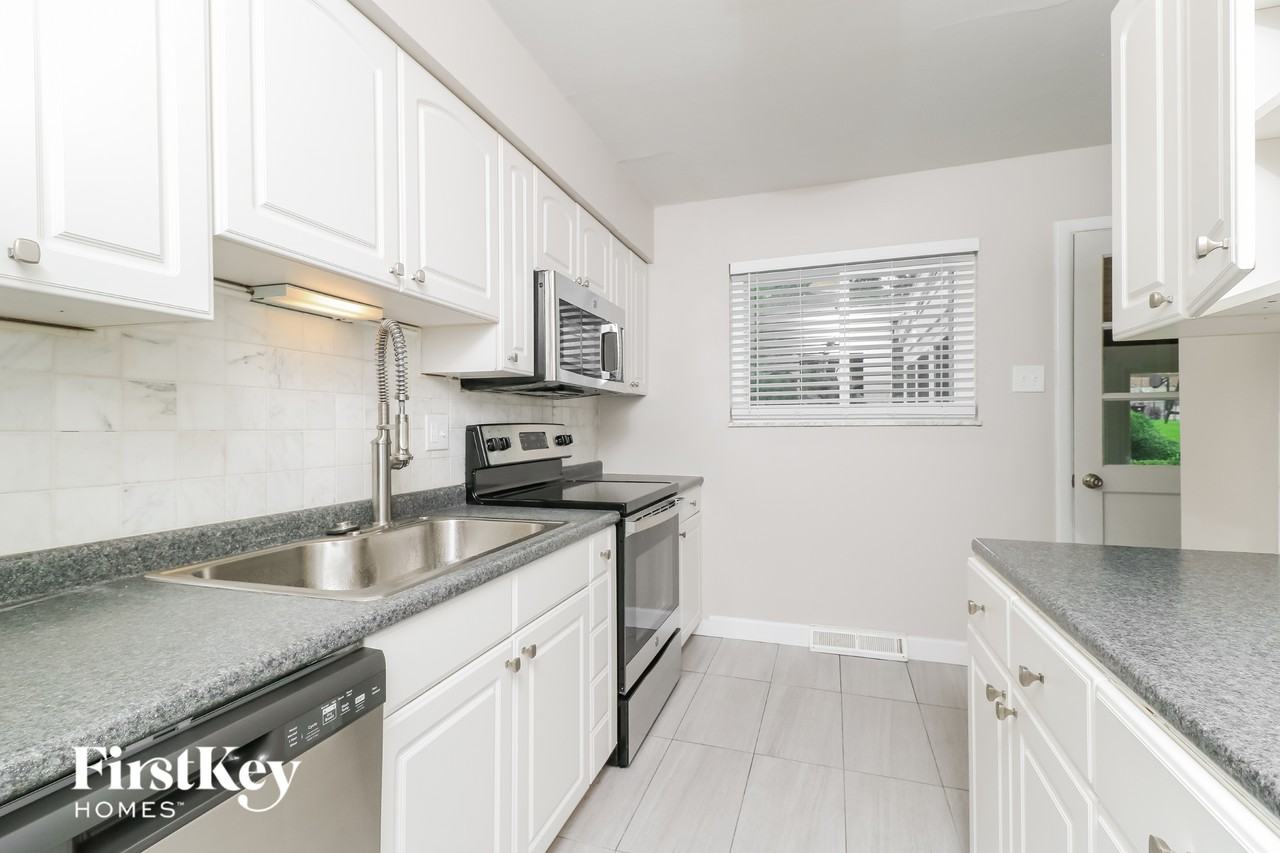 551 W Essex Ave - Photo 7 of 15