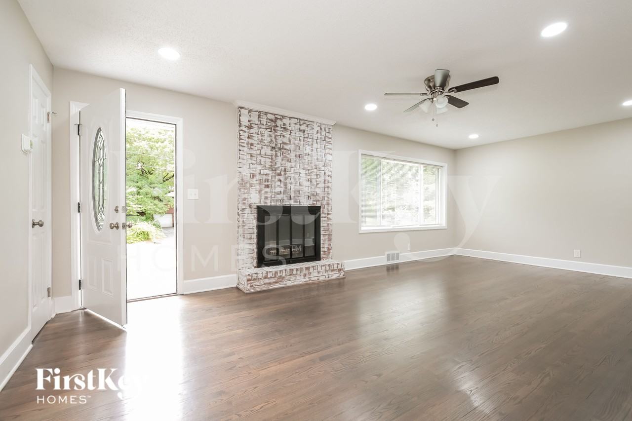 1329 Berwick Rd - Photo 4 of 16