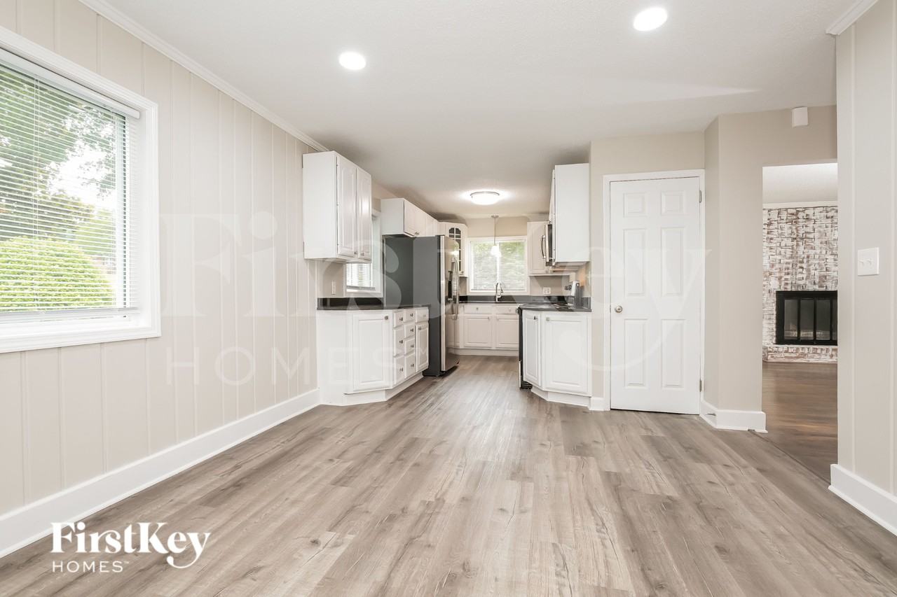1329 Berwick Rd - Photo 5 of 16