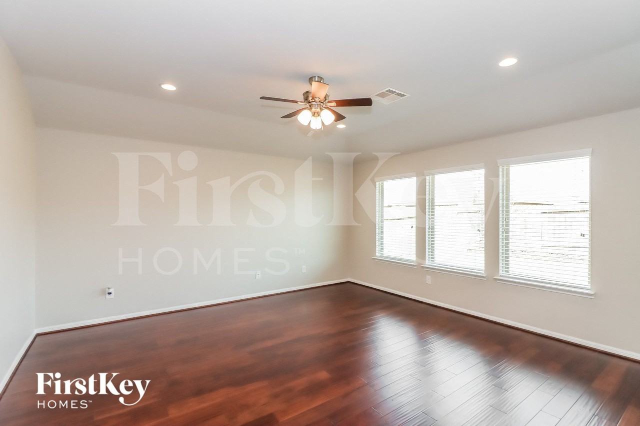3035 Darlington Ct - Photo 3 of 16