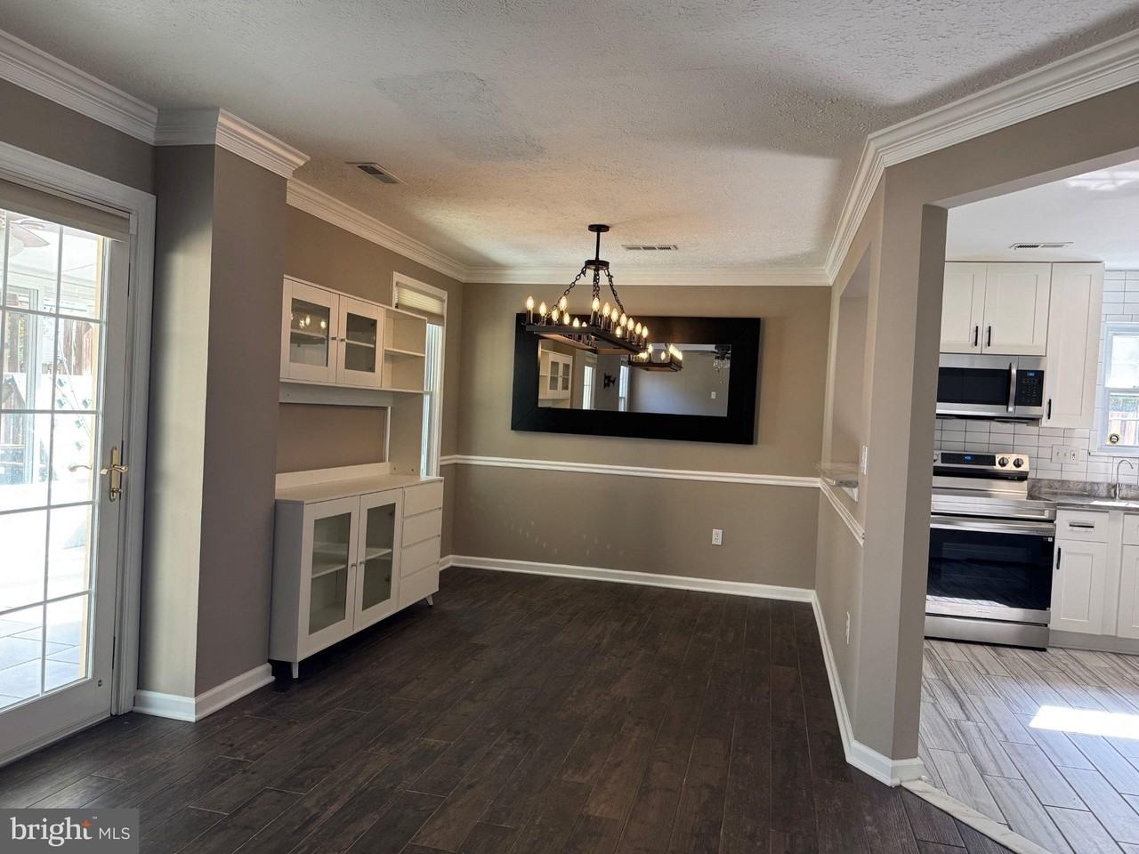 2320 Weymouth Ln - Photo 3 of 16