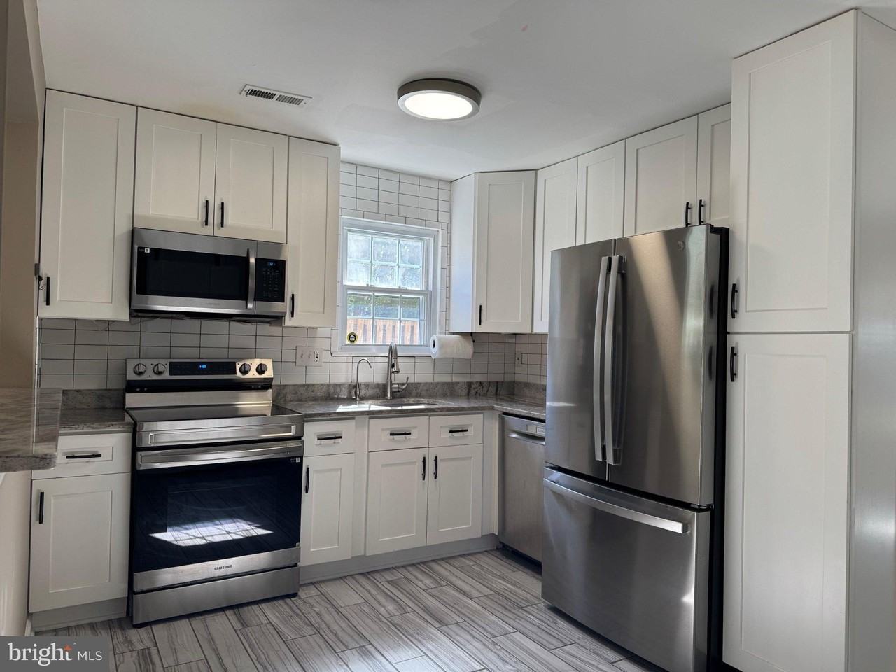 2320 Weymouth Ln - Photo 4 of 16